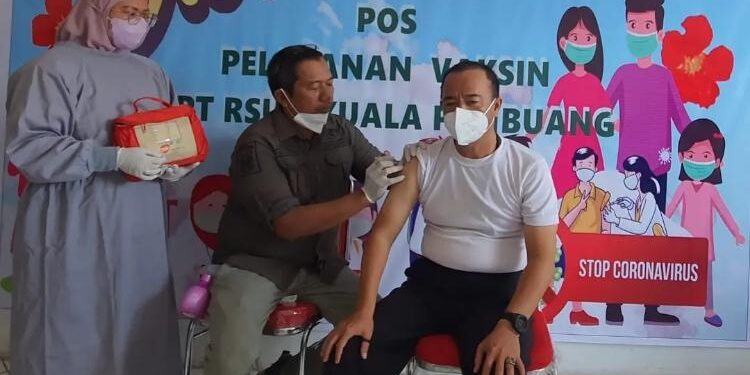 FOTO: IST/MATA KALTENG: Bupati Seruyan, Yulhaidir (kanan) saat menjalani vaksinasi booster di Kuala Pembuang baru-baru ini.