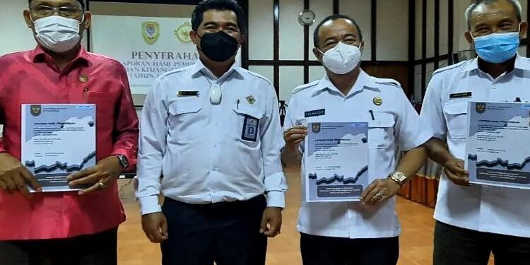 FOTO: IST/MATA KALTENG: Bupati Seruyan, Yulhaidir (dua dari kanan) saat menerima hasil laporan audit BPK terkait penerimaan dan pengeluaran dana bantuan keuangan parpol di Aula Bupati Seruyan, Rabu 6 April 2022.