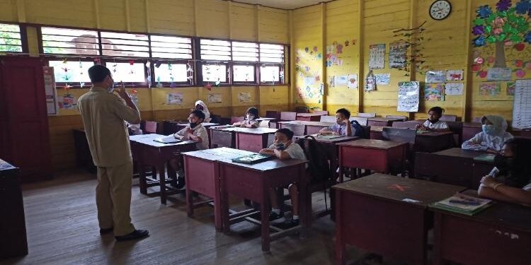FOTO: DOK. ALDI SETIAWAN/MATA KALTENG: Suasana pelaksanaan PTM terbatas di salah satu sekolah dalam Kota Kuala Pembuang.
