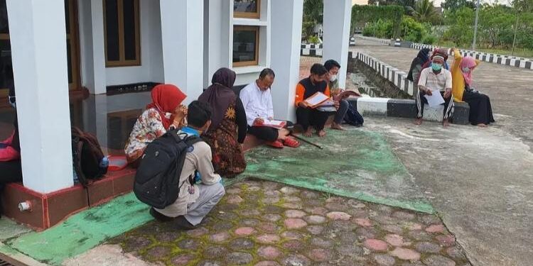 FOTO: IST/MATA KALTENG: Bupati Seruyan, Yulhaidir saat memberikan pelayanan kepada masyarakat kapanpun dan di manapun.