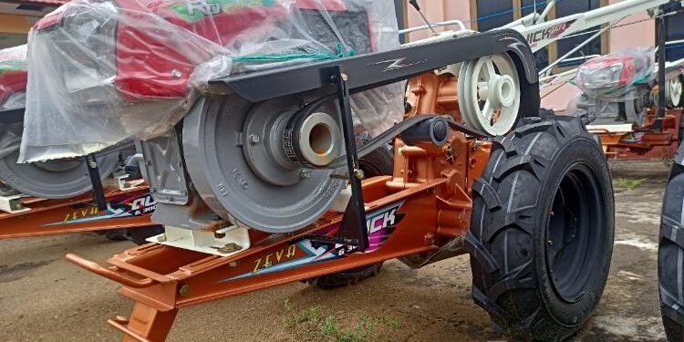FOTO: ALDI SETIAWAN/MATA KALTENG: Alsintan jenis handtraktor yang ada di DKPP Seruyan.