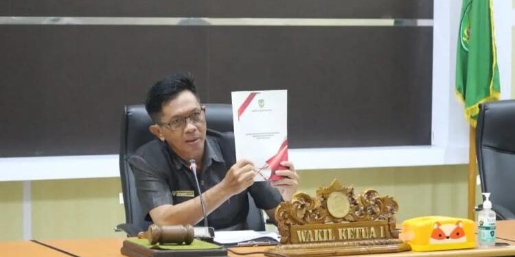 FOTO: IST/MATA KALTENG: Wakil Ketua I DPRD Seruyan, Bambang Yantoko saat memperlihat dokumen LKPJ Seruyan tahun 2021 saat paripurna, Senin 11 April 2022.