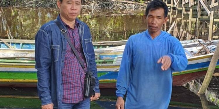 FOTO: IST/MATA KALTENG: Ketua Komisi A DPRD Seruyan, Bejo Riyanto (kiri) saat bersama seorang nelayan di Kecamatan Seruyan Hilir.