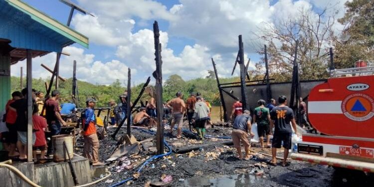 FOTO: IST/MATA KALTENG: Sebuah bangunan walet di Desa Ayawan, Kecamatan Seruyan Tengah hangus terbakar dilahap Si Jago Merah pada Senin 18 April 2022.