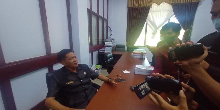 FOTO: ALDI SETIAWAN/MATA KALTENG: Wakil Ketua I DPRD Seruyan, Bambang Yantoko saat diwawancarai oleh sejumlah awak media di ruang kerja komisi DPRD setempat baru-baru ini.
