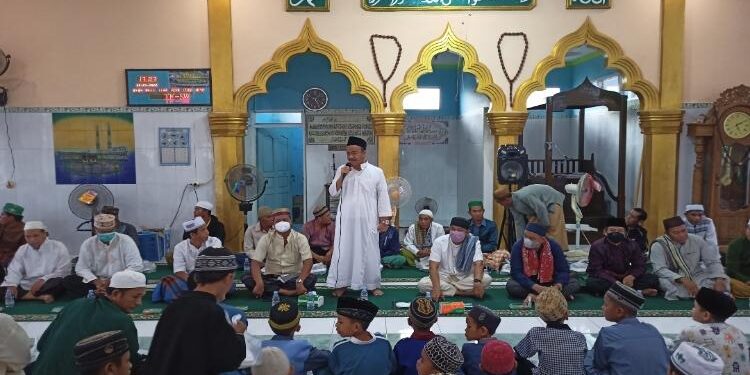 FOTO: ALDI SETIAWAN/MATA KALTENG: Bupati Seruyan, Yulhaidir memberikan sambutan pada saat buka bersama di Masjid Al-Mubarok Desa Pematang Panjang, Kecamatan Seruyan Hilir Timur, Rabu 20 April 2022.