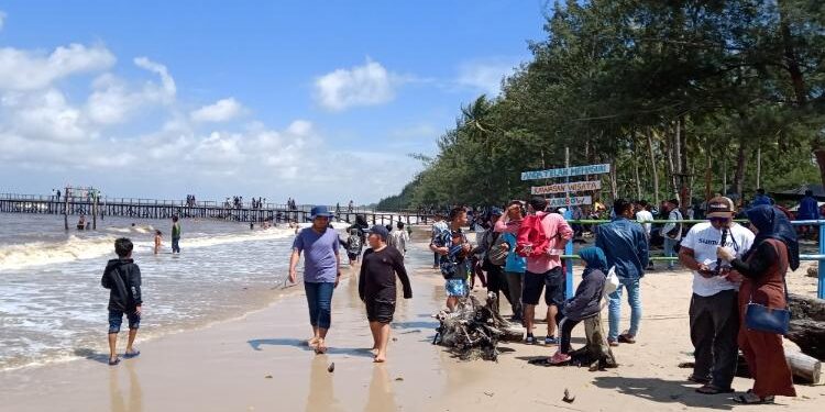 FOTO: DOK. ALDI SETIAWAN/MATA KALTENG: Suasana objek wisata Pantai Sungai Bakau saat sebelum adanya pandemi Covid-19.