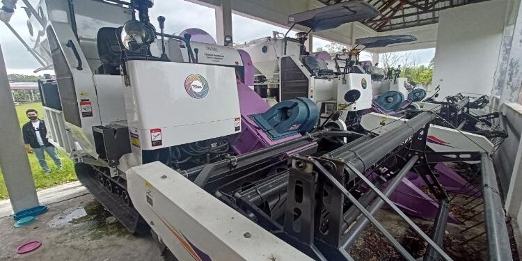 FOTO: ALDI SETIAWAN/MATA KALTENG: Tiga buah mesin panen padi combine yang ada di DKPP Seruyan dan siap disewakan.