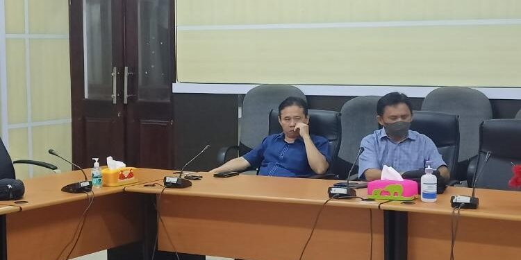FOTO: ALDI SETIAWAN/MATA KALTENG: Ketua Komisi A DPRD Seruyn, Bejo Riyanto (kiri) saat mengikuti rapat di kantor DPRD setempat baru-baru ini.