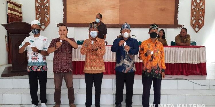 FOTO : IST/MATA KALTENG - Para calon Damang Kepala Adat Kecamatan Tewah melakukan pencabutan nomor urut, di Aula Kantor Kecamatan Tewah, pekan lalu.