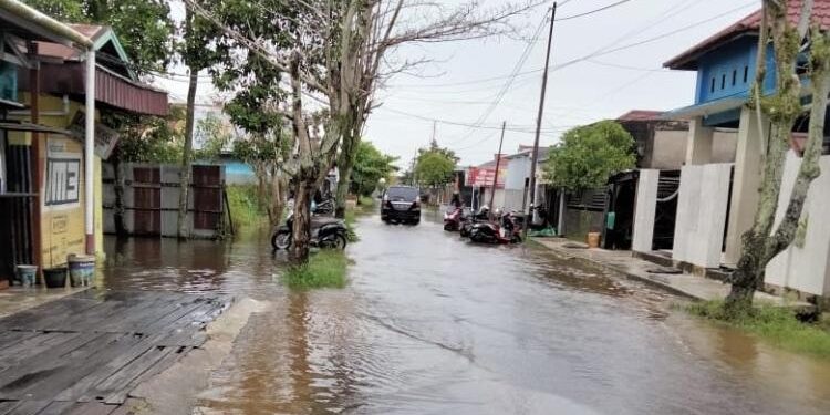 FOTO : DIAN TARESA/MATA KALTENG - Banjir yang menggenangi ruas Jalan H Anang Santawi, Sampit.