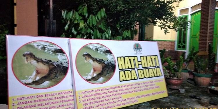 FOTO : IST/MATA KALTENG - Papan peringatan keberadaan buaya yang akan dipasang di Pantai Kalap, Kecamatan Teluk Sampit. 