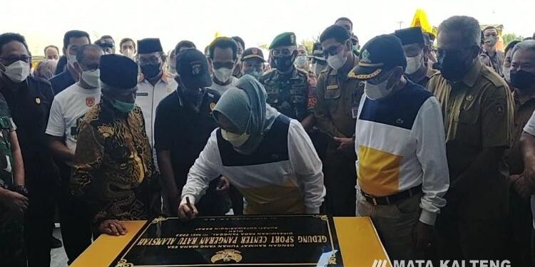FOTO : GALIH/MATAKALTENG -  Bupati Kotawaringin Barat, Nurhidayah menandatangani prasasti  dalam rangka meresmikan GOR Pangeran Ratu Alamsyah, Selasa, 10 Mei 2022
