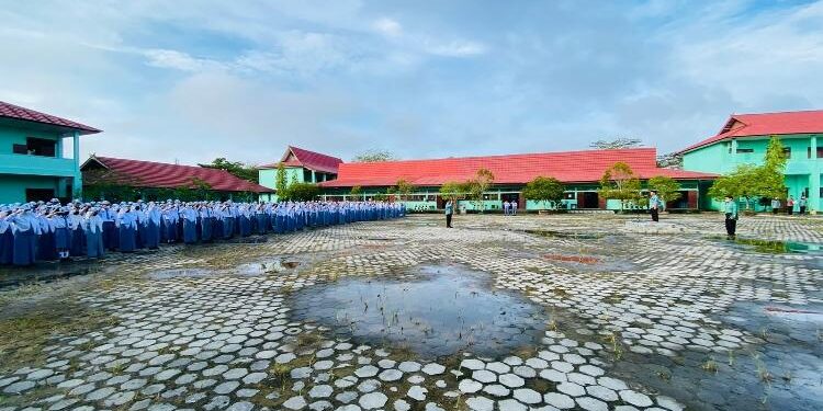 FOTO : IST/MATA KALTENG- Suasana upacara memperingati Hari Pendidikan Nasional (Hardiknas) di SMAN 3 Sampit