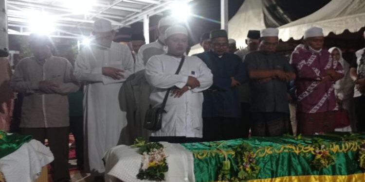 FOTO : DEVIANA/MATAKALTENG - Jenazah HM Taufiq Mukri saat dishalatkan, Minggu 15 Mei 2022.