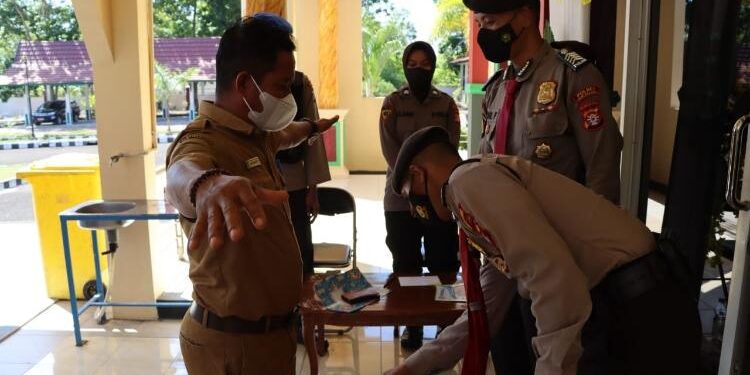 FOTO : AKH/MATAKALTENG - Personel Polres Sukamara dibantu TNI dan Satpol PP amankan pelantikan dan pengambilan sumpah janji Ketua DPRD Sukamara PAW.