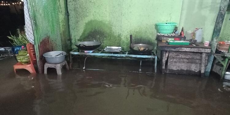 FOTO : NAF/MATAKALTENG - Dapur warung milik Tarno terendam banjir