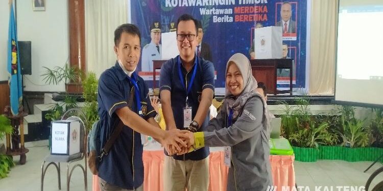 FOTO : AGUS/MATAKALTENG - Siti Fauziah (kiri), Andri Rizki Agustian (tengah) dan Rafiudin (kanan). 
