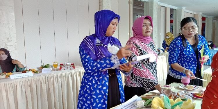 FOTO : AKH/MATAKALTENG - Ketua PT PKK Sukamara Siti Zulaiha Windu Subagio saat menilai lomba cipta menu isi piringku yang diikuti oleh kader posyandu dalam upaya penerapan pangan lokal.