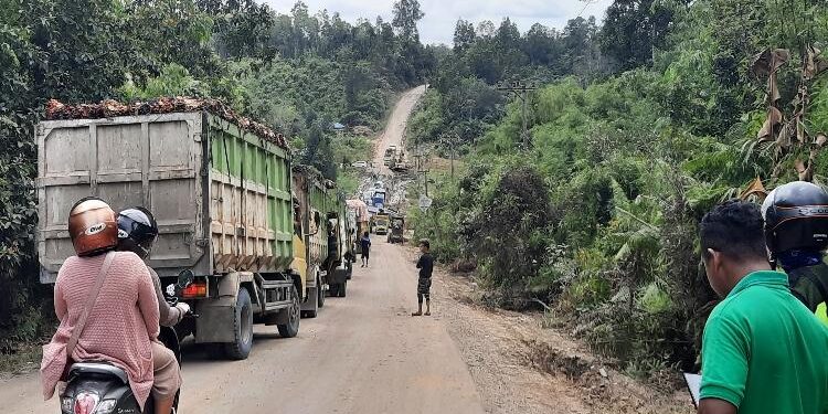 FOTO : IST/MATA KALTENG - Ruas Jalan Kuala Kurun-Palangka Raya di wilayah Kabupaten Gumas sering mengalami antrian panjang, akibat dari adanya angkutan truk yang amblas, belum lama ini.
