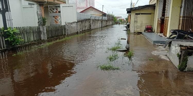 FOTO : DEVIANA/MATAKALTENG - Salah satu jalan di Kota Sampit tergenang air, Senin 9 Mei 2022.