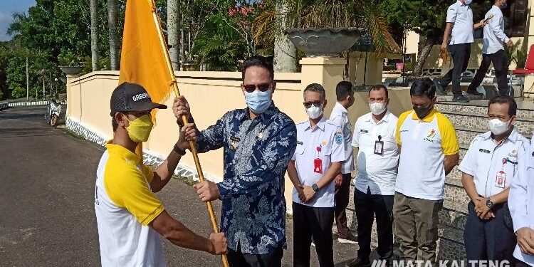 FOTO : BINTANG/MATAKALTENG - Bupati Lamandau menyerahkan bendera kontingen kepada ketua kontingen Kabupaten Lamandau, Rabu 11 Mei 2022.