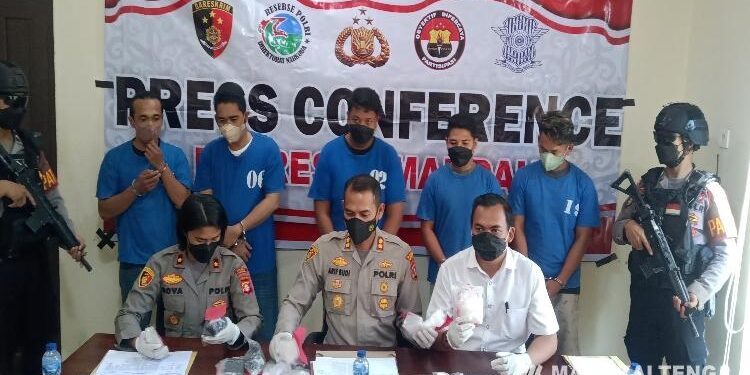 FOTO : BINTANG/MATAKALTENG.COM - Kapolres Lamandau menggelar konferensi pers penangkapan lima tersangka narkoba dengan barbuk sabu seberat 0,5 kg lebih.