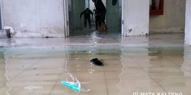 FOTO : IST/MATAKALTENG - Nampak petugas RSUD dr Murjani Sampit membersihkan ruangan operasi dari genangan air, Selasa 17 Mei 2022.