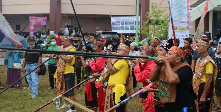 FOTO : AULIA/MATAKALTENG - Festival Budaya Isen Mulang (FBIM) Memperlombakan Manyipet di Upt Taman Budaya Kalteng.