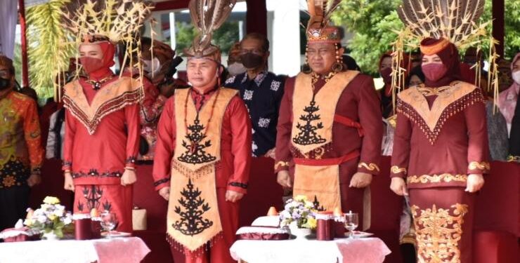 Gubernur Kalteng Sugianto Sabran dan Wakil Gubernur Edy Pratowo beserta istri saat upacara HUT Kalteng, Senin 23 Mei 2022 di Kota Palangka Raya