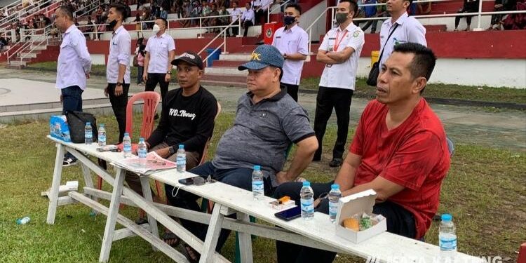 FOTO: AGUS/MATA KALTENG- Bupati Kotim Halikkin saat didampingi Ketua KONI Kotim Ahyar sedang menonton pertandingan PORKAB Cabor Sepakbola di Stadion 29 November Sampit.