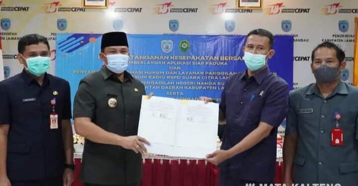 FOTO : IST/MATAKALTENG - Bupati Lamandau dan Ketua PN Nanga Bulik usai menandatangani kerjasama penerapan aplikasi Siap Paduka dan PTSP Online.