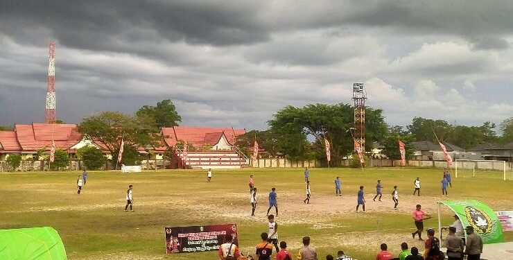 FOTO : AGUS/MATA KALTENG - Laga semifinal antara tim Kecamatan Kota Besi ( putih) melawan Seranau dengan skor 3-1 pada pertandingan yang berlangsung, Jumat 27 Mei 2022.