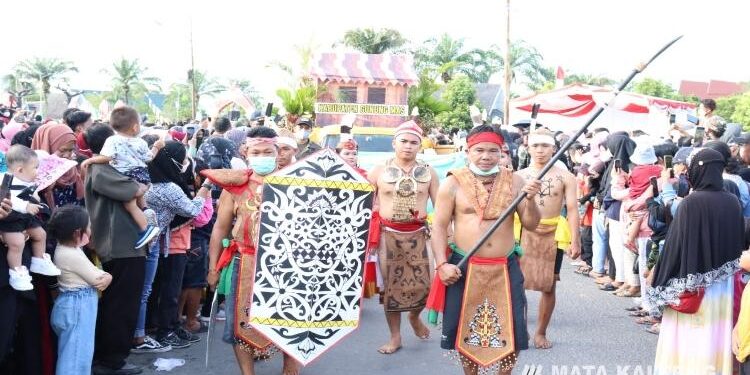 FOTO : IST/MATA KALTENG -Kontingen Kabupaten Gumas mengikuti karnaval budaya pada pelaksanaan FBIM Provinsi Kalteng tahun 2022 di Bundaran Besar Palangka Raya, Selasa, 17 Mei 2022.
