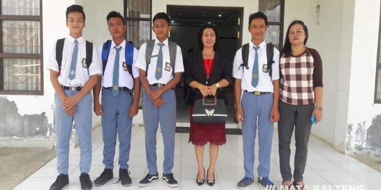 FOTO : IST/MATA KALTENG - Anggota DPRD Gumas Rayaniatie Djangkan (tiga dari kanan) bersama peserta didik SMA, belum lama ini.