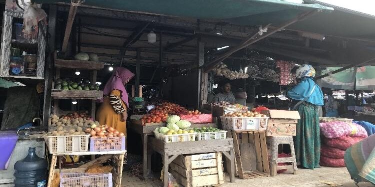 FOTO : DIAN TARESA/MATA KALTENG - Pedagang di salah satu pasar Kota Sampit