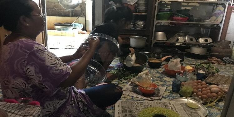 FOTO : DIAN TARESA/MATA KALTENG - Ibu-ibu tengah sibuk menyiapkan hidangan lebaran.