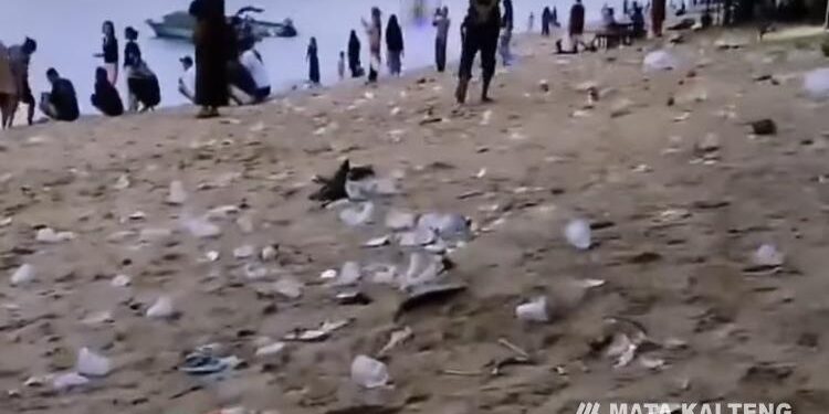 FOTO : IST/MATA KALTENG - Sampah yang berserakan di Pantai Ujung Pandaran Sampit.