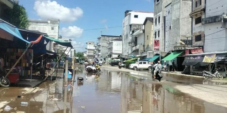 FOTO : IST/MATA KALTENG - Jalan raya di daerah Samuda yang terendam banjir.