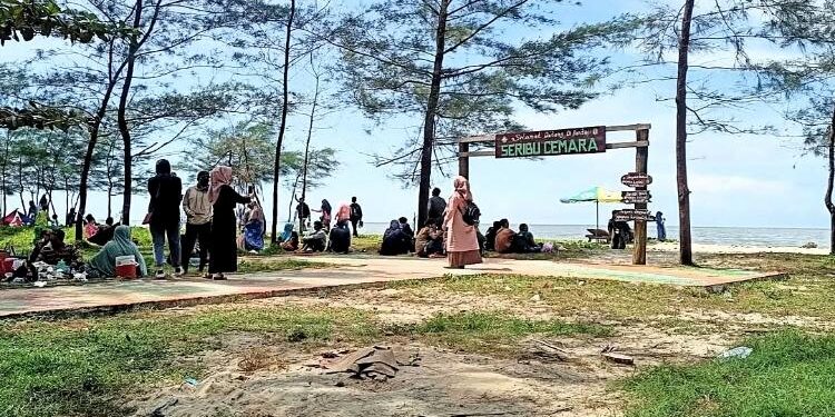 FOTO: IST/MATA KALTENG: Pantai Seribu Cemara, Desa Sungai Bakau, Kecamatan Seruyan Hilir Timur saat libur lebaran dan ramai dikunjungi oleh wisatawan.