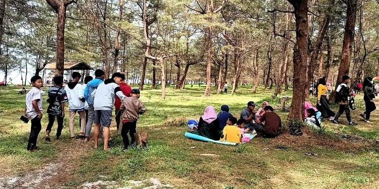 FOTO: IST/MATA KALTENG: Sejumlah pengunjung saat mengunjungi objek wisata Pantai Seribu Cemara di Desa Sungai Bakau, Kecamatan Seruyan Hilir Timur saat libur lebaran beberapa waktu lalu.