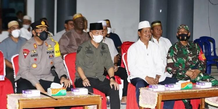 FOTO: IST/MATA KALTENG: Bupati Seruyan, Yulhaidir (dua dari kiri) saat menghadiri takbiran keliling dalam rangka menyambut hari raya Idul Fitri 1443 H beberapa waktu lalu.