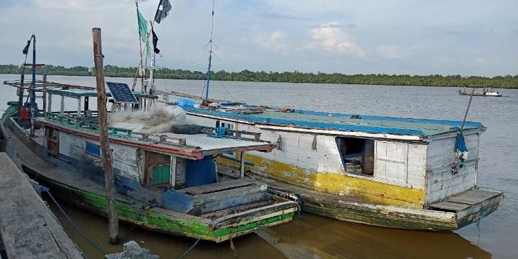 FOTO: DOK. ALDI SETIAWAN/MATA KALTENG: Sejumlah kapal nelayan bersandar di TPI yang terletak di Desa Sungai Undang, Kecamatan Seruyan Hilir.