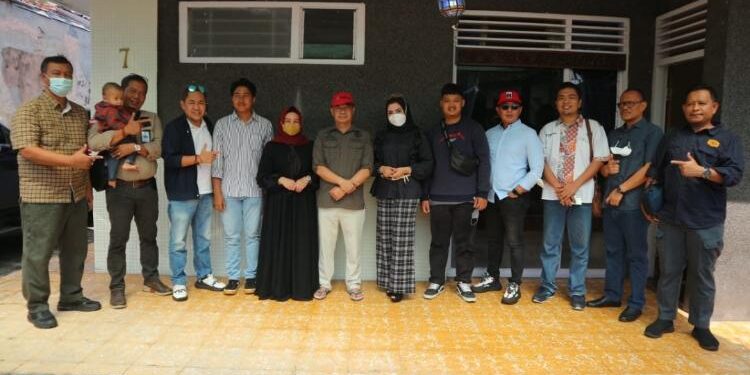 FOTO: IST/MATA KALTENG: Bupati Seruyan, Yulhaidir bersama pihak-pihak terkait saat meninjau rumah yang akan disewa untuk asrama mahasiswa di Yogyakarta baru-baru ini.
