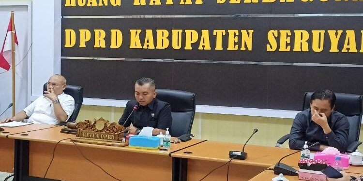 FOTO: ALDI SETIAWAN/MATA KALTENG: Ketua DPRD Seruyan, Zuli Eko Prasetyo (tengah) saat memimpin rapat di ruang rapat Serbaguna DPRD setempat, Senin 30 Mei 2022.