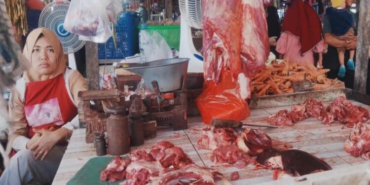 FOTO: IST/MATA KALTENG: Salah seorang pedagang daging sapi di Pasar Saik Kuala Pembuang.