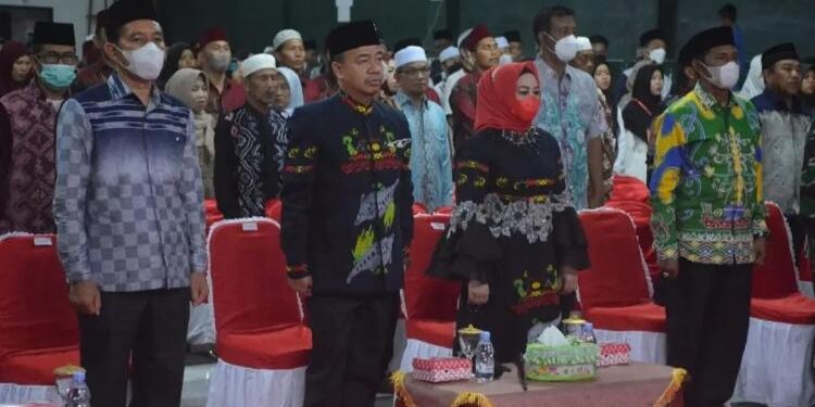 FOTO: PROKOM SERUYAN/MATA KALTENG: Wakil Ketua II DPRD Seruyan, M. Aswin (kiri) saat menghadiri penutupan MTQ Seruyan di Pembuang Hulu, Kecamatan Hanau baru-baru ini.