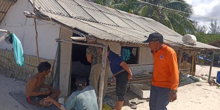 FOTO: IST/MATA KALTENG: Personil BPBD Seruyan saat mengecek lokasi warga yang menjadi korban gelombanh banjir rob di Cabang Kalap, Desa Ujung Pandaran, Kotim.