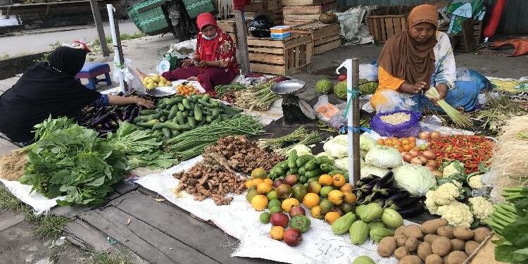 FOTO : DIAN TARESA/MATA KALTENG - Pedagang cabai di salah satu pasar tradisional Sampit.