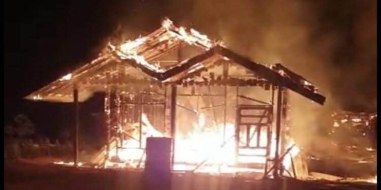 FOTO : IST/MATA KALTENG - Rumah yang terbakar di Kuala Kuayan, 13 Juni 2022 malam.